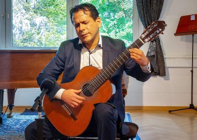 Foto von Juan Carlos Arancibia Navarro während eines Konzerts im Musikstudio Paqué