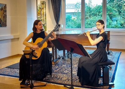 Foto vom Konzert mit Veronika Mushkina und Franziska Jaschke bei der Vernissage von Alina Khrapchynska im September 2023