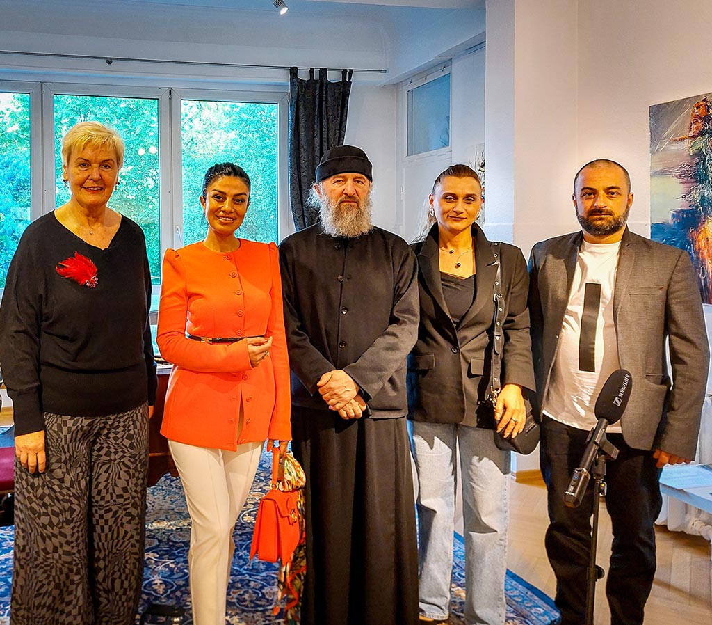 Porträtfoto der Ausstellungseröffnung mit Gabriele Paqué, Makrine Tkebuchava, Priester Andria Natsvlishvili, Lamara Baumgaertner und Levan Telia
