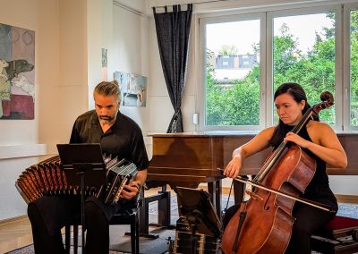 Konzert von Santiago Cimadevilla und Ilein Bermudez bei der Ausstellungseröffnung 2025 von Renate Barth und Maria Dierker