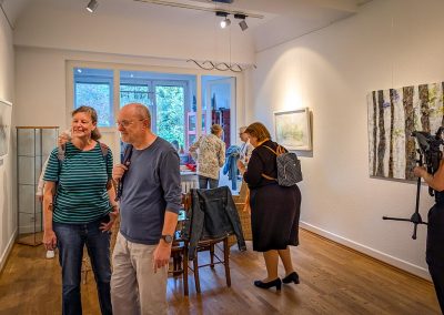 Foto der Ausstellungseröffnung 2025 von Renate Barth und Maria Dierker