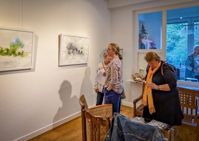 Foto der Ausstellungseröffnung 2025 von Renate Barth (im Foto) und Maria Dierker
