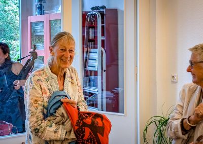 Foto der Ausstellungseröffnung 2025 von Renate Barth (im Foto) und Maria Dierker