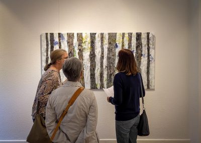 Foto der Ausstellungseröffnung 2025 von Renate Barth (im Foto) und Maria Dierker