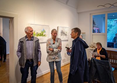Foto der Ausstellungseröffnung 2025 von Renate Barth (im Foto) und Maria Dierker