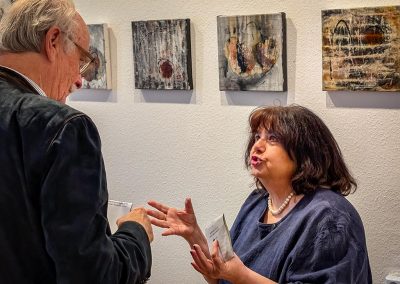 Foto der Ausstellungseröffnung 2025 von Renate Barth und Maria Dierker (im Foto)