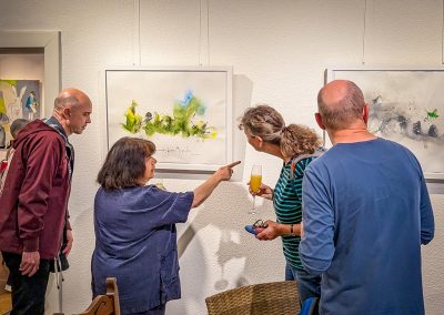 Foto der Ausstellungseröffnung 2025 von Renate Barth und Maria Dierker (im Foto)