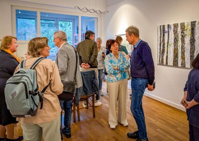 Foto der Ausstellungseröffnung 2025 von Renate Barth und Maria Dierker