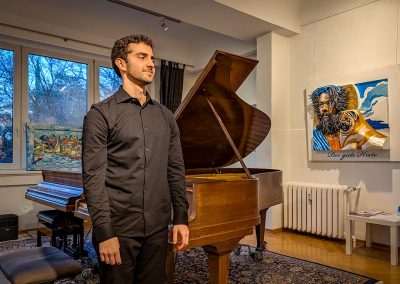 Foto des Pianisten Álvaro Fernández-Bravo Casado bei der Vernissage "Zukkajöre" von Axel Bunt