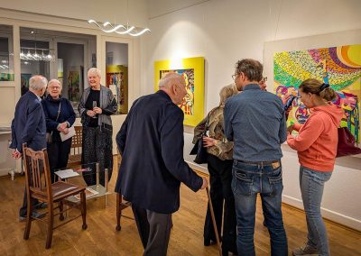 Foto mit Gästen der Vernissage "Zukkajöre" von Axel Bunt