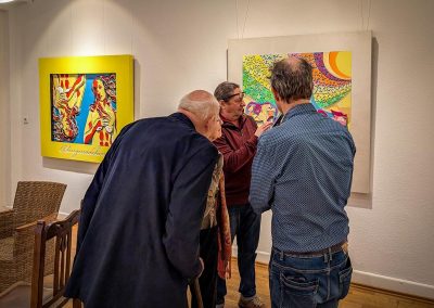 Foto mit Gästen der Vernissage "Zukkajöre" von Axel Bunt