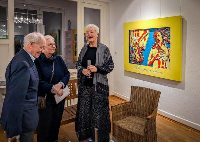 Foto mit Gästen der Vernissage "Zukkajöre" von Axel Bunt