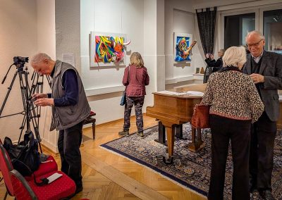 Foto mit Gästen der Vernissage "Zukkajöre" von Axel Bunt