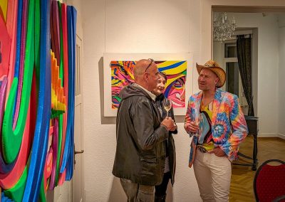 Foto mit Gästen der Vernissage "Zukkajöre" von Axel Bunt