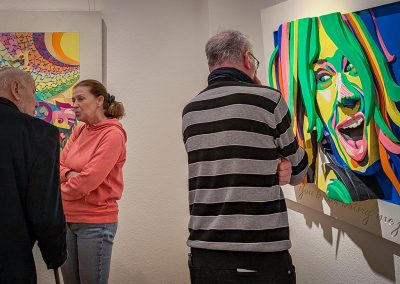 Foto mit Gästen der Vernissage "Zukkajöre" von Axel Bunt