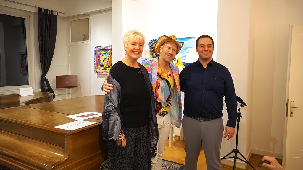 Gruppenbild mit Gabriele Paqué, dem Künstler Axel Bunt und Johannes Paqué bei der Ausstellungseröffnung "Zukkajöre" 2026