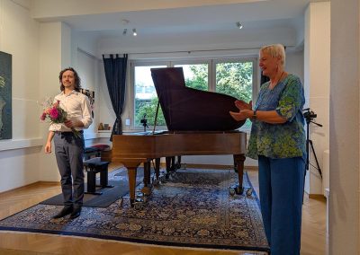 Foto des Konzerts von Georgy Voylochnikov zur Ausstellungseröffnung von Youri Jarkikh 2026
